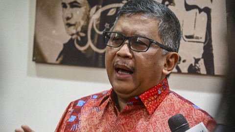 Sekertaris Jenderal PDI Perjuangan Hasto Kristiyanto memberikan keterangan kepada wartawan di Jakarta, Kamis (18/4/2024). Foto: ANTARA FOTO/Erlangga Bregas Prakoso