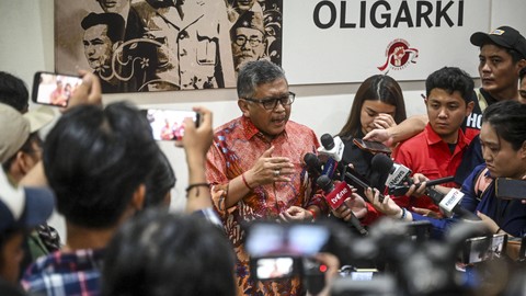 Sekertaris Jenderal PDI Perjuangan Hasto Kristiyanto memberikan keterangan kepada wartawan di Jakarta, Kamis (18/4/2024). Foto: ANTARA FOTO/Erlangga Bregas Prakoso