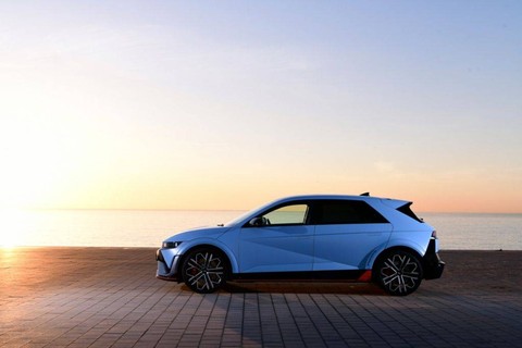 Tampak samping Hyundai  IONIQ 5 N. Foto: Hyundai