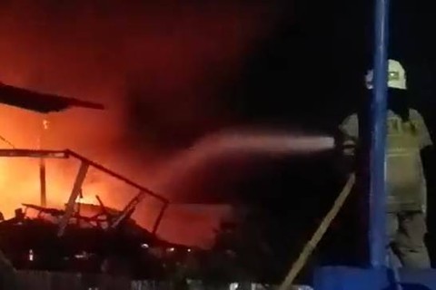Kebakaran gudang di Kebon Jeruk, Kamis (18/4/2024) Foto: Dok X@humasjakfire