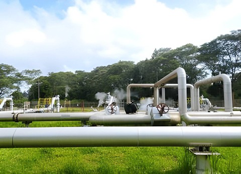Pabrik energi uap panas bumi sebagai energi hijau terbarukan di kamojang, Jawa Barat, Indonesia (Sumber: Shutterstock)