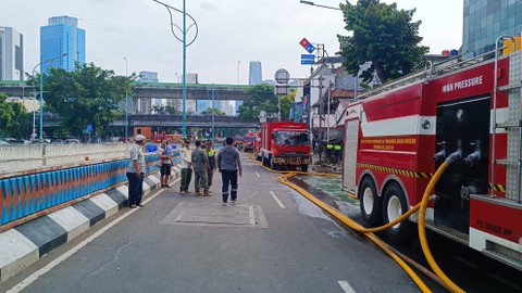 Jalan Mampang Prapatan Raya arah Pejaten ditutup akibat kebakaran di ruko penjual bingkai sejak semalam, Jumat (19/4).  Foto: Thomas Bosco/kumparan