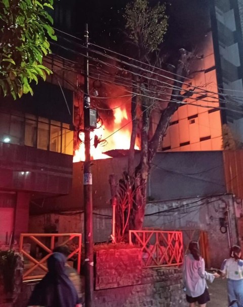 Ruko penjual bingkai foto Saudara Frame & Gallery di Mampang, Jaksel, terbakar, Kamis (18/4/2024) malam. Foto: Instagram/@humasjakfire