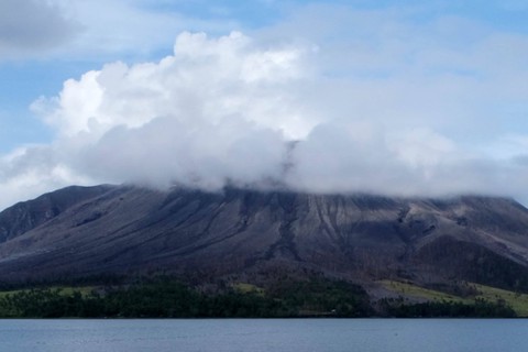 Gunung berapi Gunung Ruang mengeluarkan asap terlihat dari pulau Tagulandang di Sitaro, Sulawesi Utara, Jumat (19/4/2024) Foto: Ronny Adolof BUOL / AFP