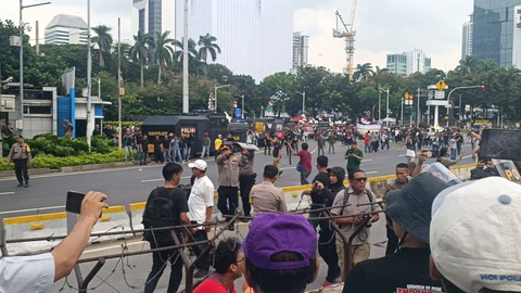 Massa aksi terlibat saling lempar botol air dan batu ke arah massa aksi pendukung Prabowo-Gibran, Patung Kuda, Jakarta Pusat, Jumat (19/4). Foto: Fadlan Nuril Fahmi/kumparan