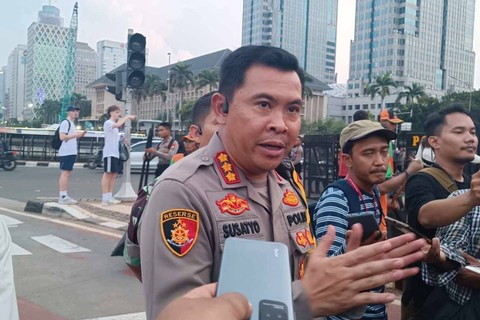 Kapolres Metro Jakarta Pusat, Kombes Pol Susatyo Purnomo Condro saat diwawancarai wartawan usai aksi demonstrasi, Patung Kuda, Jakarta Pusat, Jumat (19/4/2024) Foto: Fadlan Nuril Fahmi/kumparan