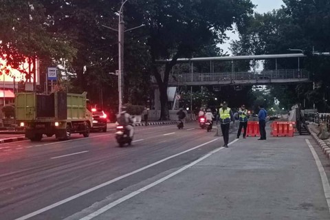 Arus lalu lintas di kawasan Patung Kuda dan Silang Monas mulai normal kembali, Jakarta Pusat, Jumat (19/4/2024) Foto: Fadlan Nuril Fahmi/kumparan