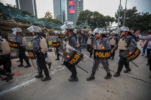 Petugas berjaga di aksi unjuk rasa di Patung Kuda, Jakarta Pusat, Jumat (19/4/2024) Foto: Aditia Noviansyah/kumparan
