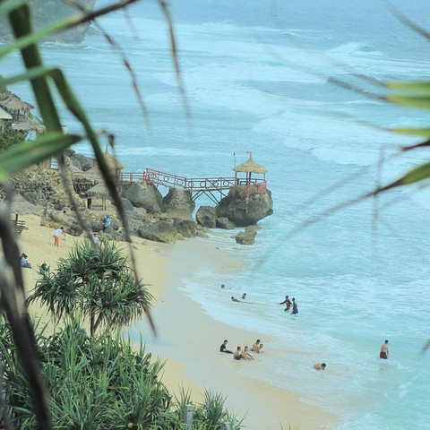 Pantai Watu Lawang, salah satu pantai paling populer di Gunungkidul. Foto: Instagram @pantaigoawatulawang