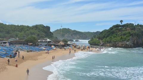 Pemandangan Pantai Drini, salah satu pantai paling populer di Gunungkidul. Foto: Wikipedia/Akbarzaiem