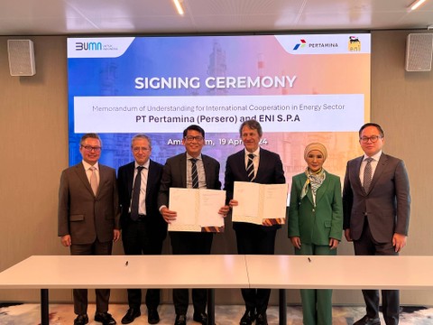 Wakil Menteri BUMN Kartika Wirjoatmojo bersama Direksi PT Pertamina (Persero) hadiri penandatanganan MoU di Amsterdam, Belanda, Jumat (19/4/2024). Foto: Dok. Pertamina