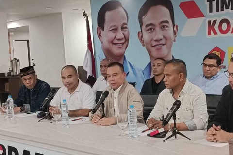 Komandan Strategis TKN Prabowo-Gibran, Sufmi Dasco Ahmad dalam konferensi pers di Rumah Besar Relawan Prabowo 08, Jakarta Barat, Jumat (19/4/2024) Foto: Zamachsyari/kumparan