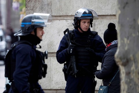 Polisi Prancis mengamankan area dekat konsulat Iran tempat seorang pria mengancam akan meledakkan dirinya di Paris, Prancis (19/4/2024) Foto: Benoit Tessier/Reuters