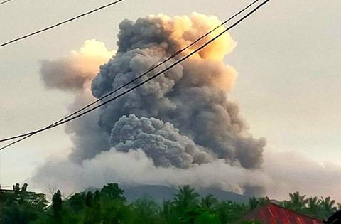 Erupsi Gunung Ruang di Kabupaten Sitaro, Jumat (19/4) sore.
