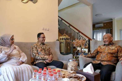 Anies Baswedan beserta istri bersilaturahim ke kediaman Presiden PKS H. Ahmad Syaikhu di Jakarta Timur, pada Jumat (19/4/2024). Foto: Dok Instagram @ fraksipksdprri