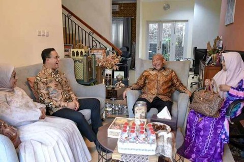 Anies Baswedan beserta istri bersilaturahim ke kediaman Presiden PKS H. Ahmad Syaikhu di Jakarta Timur, pada Jumat (19/4/2024). Foto: Dok Instagram @ fraksipksdprri