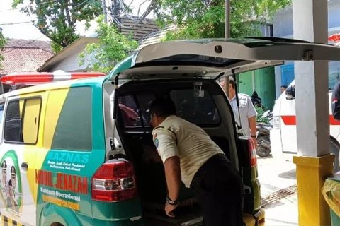 Seorang pelajar SMA Negeri 1 Cisaat meninggal dunia saat mengikuti seleksi pasukan pengibar bendera (paskibra) tingkat Kabupaten Sukabumi 2024 di Kecamatan Palabuhanratu, Kabupaten Sukabumi, Jawa Barat Foto: Aditia Aulia Rohman/Antara