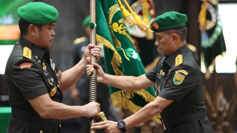KSAD Jenderal TNI Maruli Simanjuntak memimpin Sertijab 8 Perwira Tinggi TNI AD, Jumat (19/4/2024). Foto: Dok. TNI AD