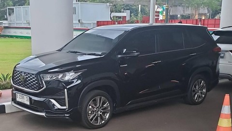 Barang bukti kendaraan dari penggeledahan di rumah tinggal yang terafiliasi tersangka HM di Kota Jakarta Barat.  Foto: Dok. Kejagung