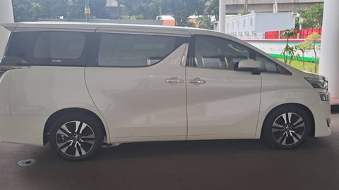 Barang bukti kendaraan dari penggeledahan di rumah tinggal yang terafiliasi tersangka HM di Kota Jakarta Barat.  Foto: Dok. Kejagung