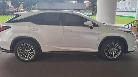 Barang bukti kendaraan dari penggeledahan di rumah tinggal yang terafiliasi tersangka HM di Kota Jakarta Barat.  Foto: Dok. Kejagung