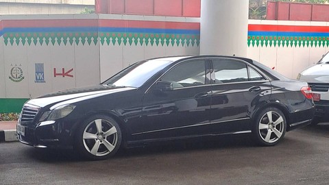 Barang bukti kendaraan dari penggeledahan di rumah tinggal yang terafiliasi tersangka HM di Kota Jakarta Barat.  Foto: Dok. Kejagung