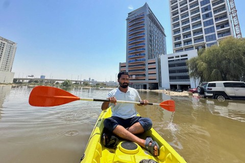 Relawan menggunakan kayak saat melakukan operasi penyelamatan melalui jalan yang terendam banjir akibat hujan lebat di Dubai, Uni Emirat Arab, Kamis (18/4/2024). Foto: Abdel Hadi Ramahi/Reuters