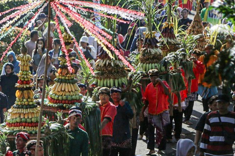 Peserta memikul berbagai hasil bumi saat mengikuti kirab budaya tradisi Sesaji Rewanda di Goa Kreo, Gunungpati, Semarang, Jawa Tengah, Sabtu (20/4/2024). Foto: Makna Zaezar/ANTARA FOTO