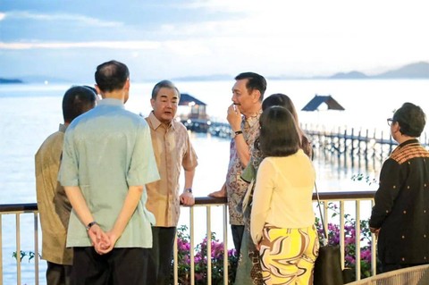 Menko Luhut bersama Menlu China Wang Yi di Labuan Bajo. Dok: Instagram @luhut.pandjaitan