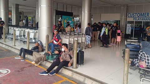Penumpang di Bandara Sam Ratulangi Manado yang terlantar akibat pembatalan penerbangan karena erupsi Gunung Ruang di Kabupaten SItaro, Sulawesi Utara.