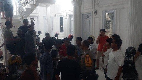 Massa mendatangi indekos di Kota Makassar, lokasi satpam yang diduga mencabuli bocah umur 5 tahun. Foto: Dok. Istimewa