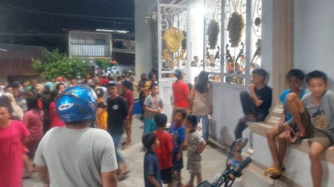 Massa mendatangi indekos di Kota Makassar, lokasi satpam yang diduga mencabuli bocah umur 5 tahun. Foto: Dok. Istimewa
