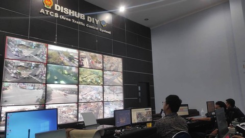 Ilustrasi petugas memantau kondisi lalu lintas dari kamera analitik. Foto: Dishub DIY