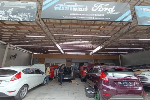 Suasana di bengkel Mastercars.id di kawasan Lebak Bulus, Jakarta Selatan. Foto: Fitra Andrianto/kumparan