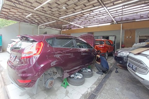 Suasana di bengkel Mastercars.id di kawasan Lebak Bulus, Jakarta Selatan. Foto: Fitra Andrianto/kumparan