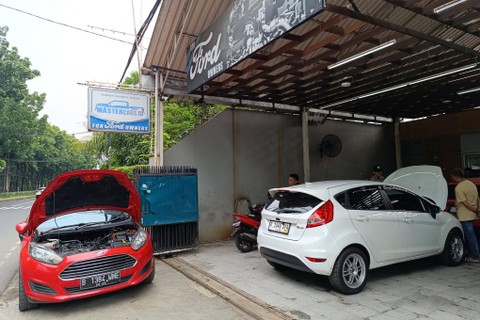 Suasana di bengkel Mastercars.id di kawasan Lebak Bulus, Jakarta Selatan. Foto: Fitra Andrianto/kumparan