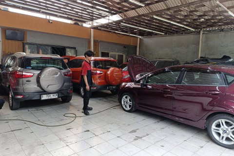 Suasana di bengkel Mastercars.id di kawasan Lebak Bulus, Jakarta Selatan. Foto: Fitra Andrianto/kumparan