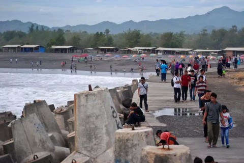 Wisatawan di Pantai Glagah, Kulon Progo. Foto: ANTARA FOTO/Aditya Pradana Putra