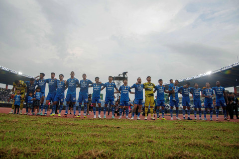 Tim Persib Bandung menyapa suporter usai melawan Persebaya Surabaya pada pertandingan lanjutan BRI Liga 1 di Stadion Si Jalak Harupat, Kabupaten Bandung, Jawa Barat, Sabtu (20/4/2024).  Foto: Novrian Arbi/ANTARA FOTO