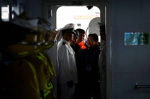 Sejumlah orang mengunjungi kapal perusak rudal Guiyang milik Angkatan Laut Tentara Pembebasan Rakyat di pelabuhan di Qingdao, Provinsi Shandong, Tiongkok (20/4/2024). Foto: Wang Zhao/AFP