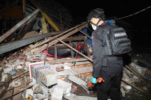 Salah satu rumah warga hancur usai petasan meledak di Desa Sembilangan, Kabupaten Bangkalan, Jumat (19/4/2024)  Foto: Dok. Polres Bangkalan