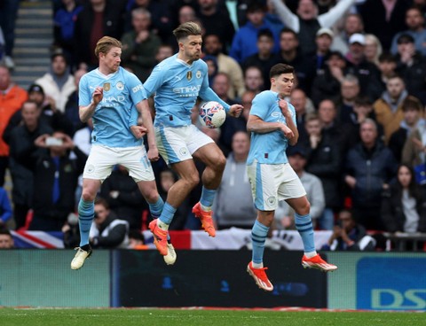 Momen handball Jack Grealish saat laga Man City vs Chelsea dalam semifinal Piala FA 2023/24 di Stadion Wembley, London, pada Sabtu (20/4) malam WIB. Foto: Action Images via Reuters/Paul Childs