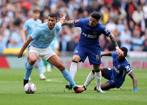 Duel Rodri Hernandez dengan Enzo Fernandez saat laga Man City vs Chelsea dalam semifinal Piala FA 2023/24 di Stadion Wembley, London, pada Sabtu (20/4) malam WIB. Foto: REUTERS/David Klein