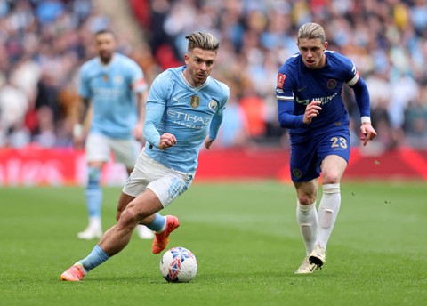 Duel Jack Grealish dengan Connor Gallagher saat laga Man City vs Chelsea dalam semifinal Piala FA 2023/24 di Stadion Wembley, London, pada Sabtu (20/4) malam WIB. Foto: REUTERS/David Klein