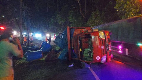 Truk iklan terguling di Jember Foto: Mili.id