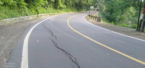 Muncul Retakan di Permukaan Jalan Aspal Jalur Gumitir, Jember. Foto: Dok. mili.id