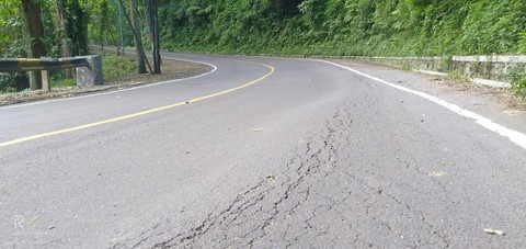 Muncul Retakan di Permukaan Jalan Aspal Jalur Gumitir, Jember. Foto: Dok. mili.id