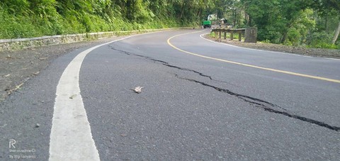 Muncul Retakan di Permukaan Jalan Aspal Jalur Gumitir, Jember. Foto: Dok. mili.id