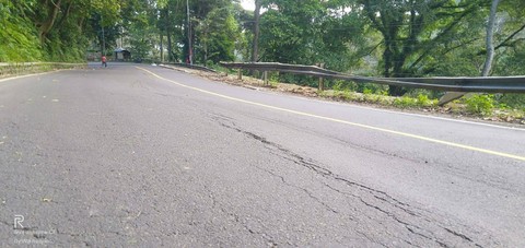 Muncul Retakan di Permukaan Jalan Aspal Jalur Gumitir, Jember. Foto: Dok. mili.id