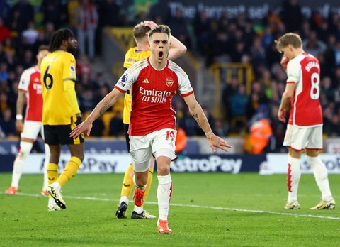 Selebrasi gol Leandro Trossard saat Wolves vs Arsenal dalam laga pekan ke-33 Liga Inggris 2023/24 di Stadion Molineaux pada Minggu (21/4) dini hari WIB. Foto: Molly Darlington/REUTERS